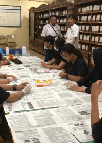 Mahasiswa Sastra Jawa Kuna Unud Lakukan Konservasi Lontar Masyarakat di ULU