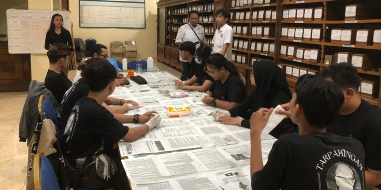 Mahasiswa Sastra Jawa Kuna Unud Lakukan Konservasi Lontar Masyarakat di ULU