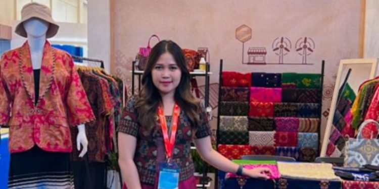 Ayu Windi dan Usaha Melestarikan Kain Tenun Tradisional
