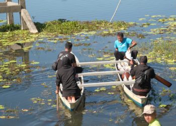 Perbaiki Kualitas Air, Pegiat Lingkungan Tuangkan Ecoenzyme di Danau Buyan