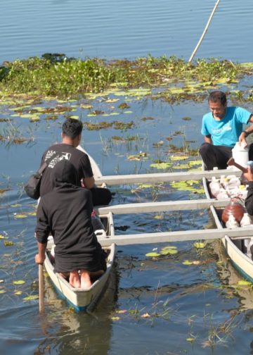 Perbaiki Kualitas Air, Pegiat Lingkungan Tuangkan Ecoenzyme di Danau Buyan