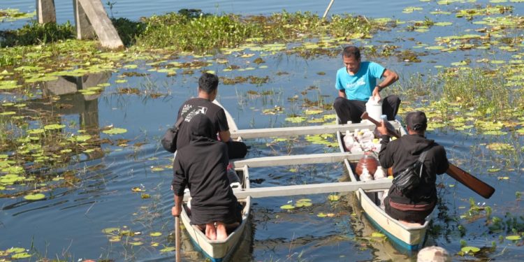 Perbaiki Kualitas Air, Pegiat Lingkungan Tuangkan Ecoenzyme di Danau Buyan