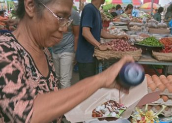 Dayu Kade Made, Penjaga Eksistensi Jaja Bali di Pasar Banyuasri