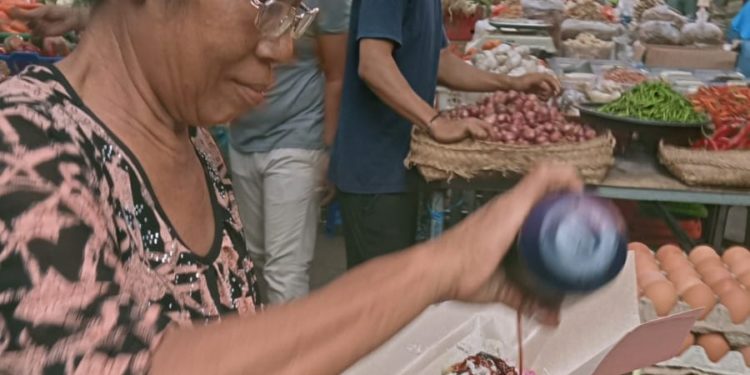 Dayu Kade Made, Penjaga Eksistensi Jaja Bali di Pasar Banyuasri