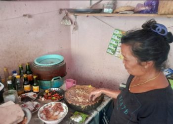 Luh Wisaeni, 20 Tahun Menjual Mengguh Khas Desa Les, Tejakula