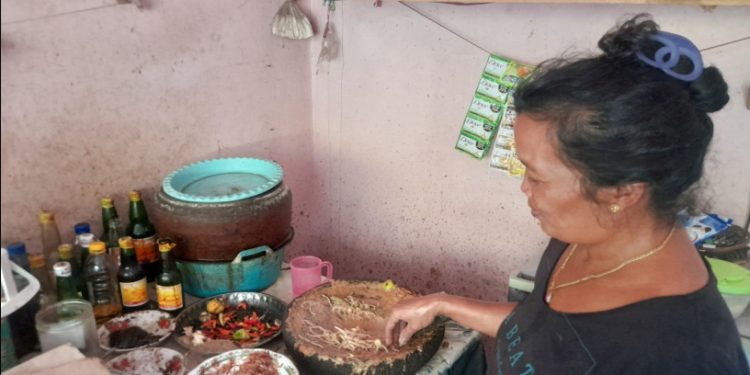 Luh Wisaeni, 20 Tahun Menjual Mengguh Khas Desa Les, Tejakula