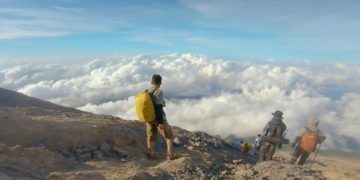 Mendaki Gunung Tempat Para Dewa Berstana