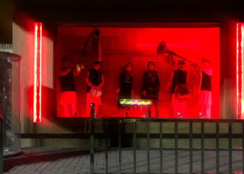 In the Forest One Thing Can Look Like Another (2023): Yang Tampak dan yang Tak Tampak