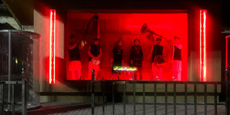 In the Forest One Thing Can Look Like Another (2023): Yang Tampak dan yang Tak Tampak