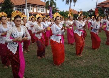 Seribu Mahasiswi Undiksha Menari Joged Bumbung Serentak, Bayangkan Betapa Hebohnya…