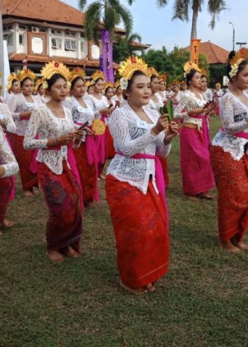 Seribu Mahasiswi Undiksha Menari Joged Bumbung Serentak, Bayangkan Betapa Hebohnya…