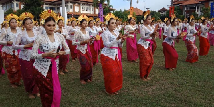 Seribu Mahasiswi Undiksha Menari Joged Bumbung Serentak, Bayangkan Betapa Hebohnya…