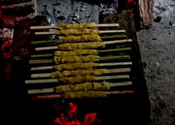 Menikmati Sate Keladi Khas Pedawa yang Unik