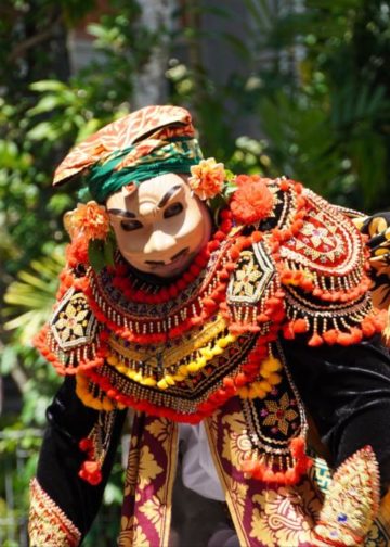 Seni Topeng Bondres = Seni Melucu?