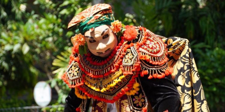 Seni Topeng Bondres = Seni Melucu?