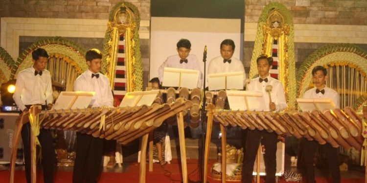 Berpikir Serius Tentang “Gamelan Bukan Musik” di Antara Hujan dan Mie Instan