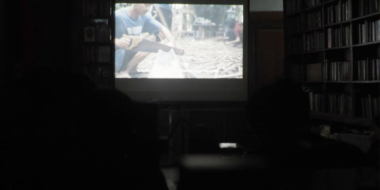 Terpejam untuk Melihat (2024): Suara-Suara dari Tepi