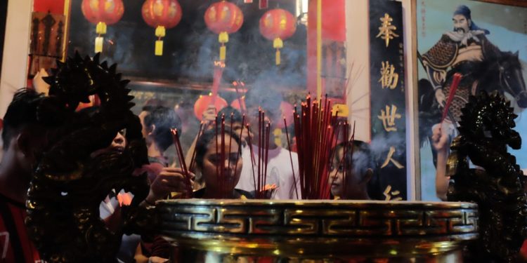 Perayaan Imlek di Klenteng Ling Gwan Kiong: Kelincahan Barongsai, Sukacita Warga Singaraja