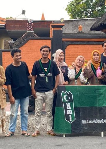 Rayakan Bulan Ramadan, HMI Cabang Singaraja Bagi-Bagi Takjil Gratis