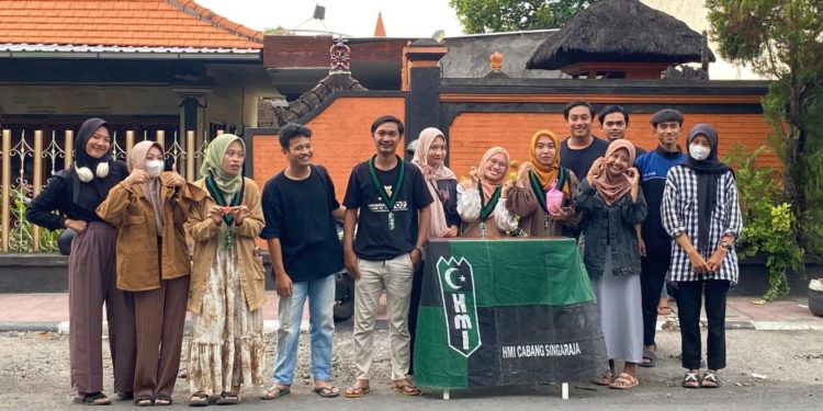 Rayakan Bulan Ramadan, HMI Cabang Singaraja Bagi-Bagi Takjil Gratis