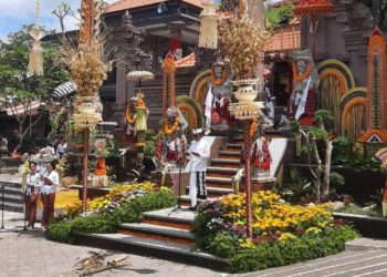 Merawat Solidaritas Lewat Keterbukaan Angka Keuangan : Sisi Unik di Balik Upacara di Pura Prajapati Ubud