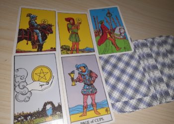 Interpretasi Kartu Tarot Sebagai Media Mawas Diri: Apakah Sama Dengan Ramalan?