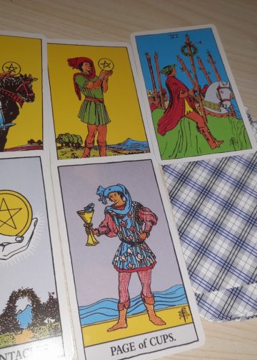 Interpretasi Kartu Tarot Sebagai Media Mawas Diri: Apakah Sama Dengan Ramalan?