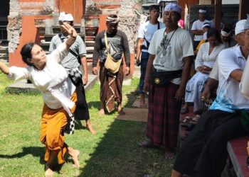 Kadis Kebudayaan Buleleng Lakukan Ritual Guru Piduka di Tiga Tempat Suci: Haru dan Khusyuk  