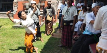 Kadis Kebudayaan Buleleng Lakukan Ritual Guru Piduka di Tiga Tempat Suci: Haru dan Khusyuk  