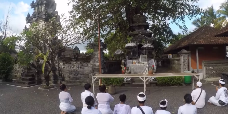 DIALOG DI TEPI MASCETI: Kritik Diri Seorang Ida Padanda Made Sidemen tentang Kependetaan