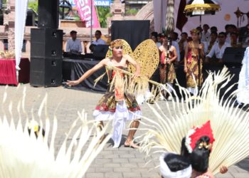 Parade Budaya pada Puncak Dies ke-8 STAHN Mpu Kuturan: Atraksi Seni dari Setiap Jurusan