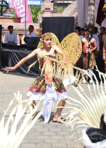 Parade Budaya pada Puncak Dies ke-8 STAHN Mpu Kuturan: Atraksi Seni dari Setiap Jurusan