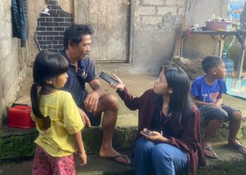 Di Buleleng Timur Ada Siswa Miskin Sepatunya Bolong — Mahasiswa STAHN Mpu Kuturan pun Beraksi