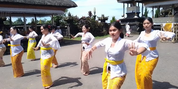Pegawai Pemkab Buleleng Menari Rejang di Pura Agung Besakih