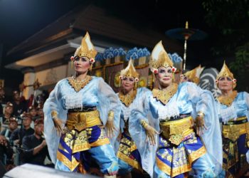 Perempuan-perempuan Tua Banjar Paketan itu Menari Gelatik dengan Gembira