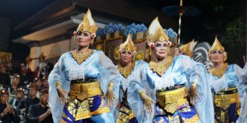 Perempuan-perempuan Tua Banjar Paketan itu Menari Gelatik dengan Gembira