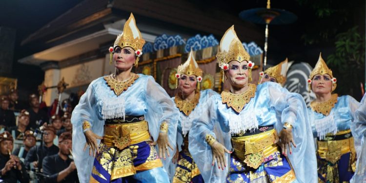 Perempuan-perempuan Tua Banjar Paketan itu Menari Gelatik dengan Gembira