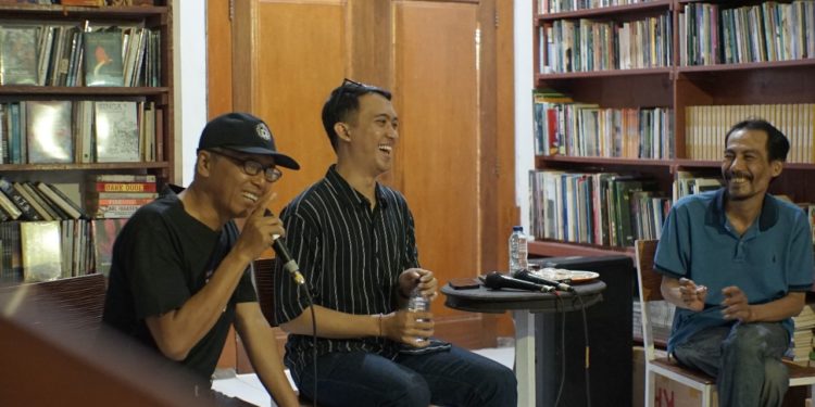 Belajar Menulis Ulasan Politik di Tatkala May May May 2024