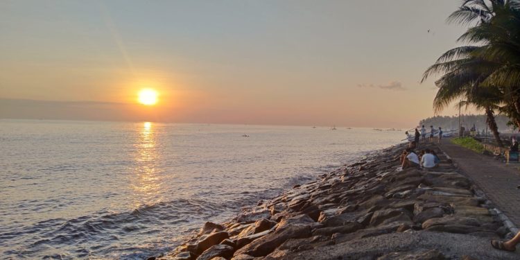 Semangat Pagi dari Jogging Track Pantai Desa Les