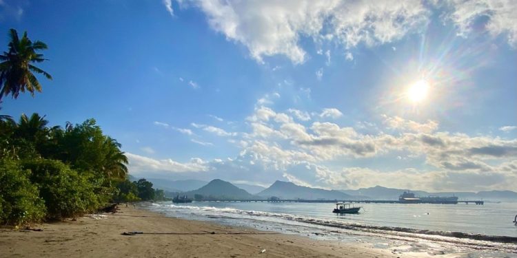 Berlabuh Sejenak di Pantai Labuhan Amuk: Ada Tenangnya, Ada Sedihnya