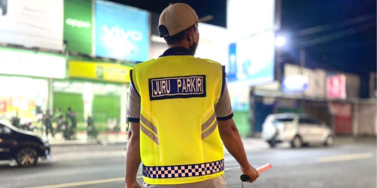 Hari Buruh Sedunia: Kerja Keras Seorang Juru Parkir