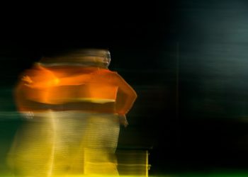 “Bee Dances” : Menembus Batas, Melebur Identitas