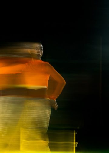 “Bee Dances” : Menembus Batas, Melebur Identitas