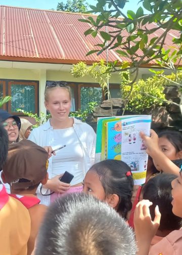 Menikmati Kehangatan Akulturasi Budaya di Desa Pegayaman Bersama Mahasiswa Norwegia