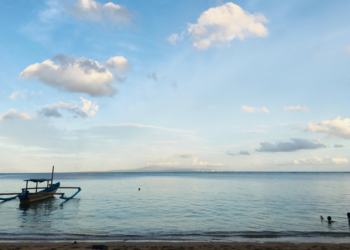 Menikmati Pasang-Surut Dinamika Hidup — Renungan dari Pantai Sanur