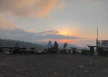 Warung Suparmiasih, Menikmati Kopi Sambil Menyaksikan Sunset di Laut Utara Bali