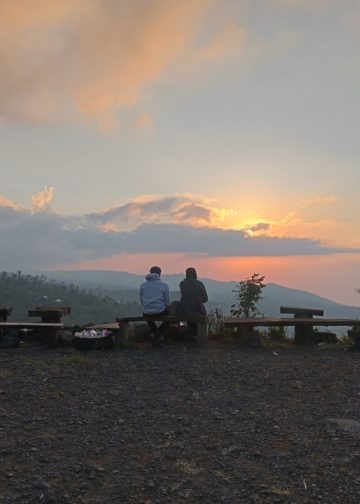 Warung Suparmiasih, Menikmati Kopi Sambil Menyaksikan Sunset di Laut Utara Bali