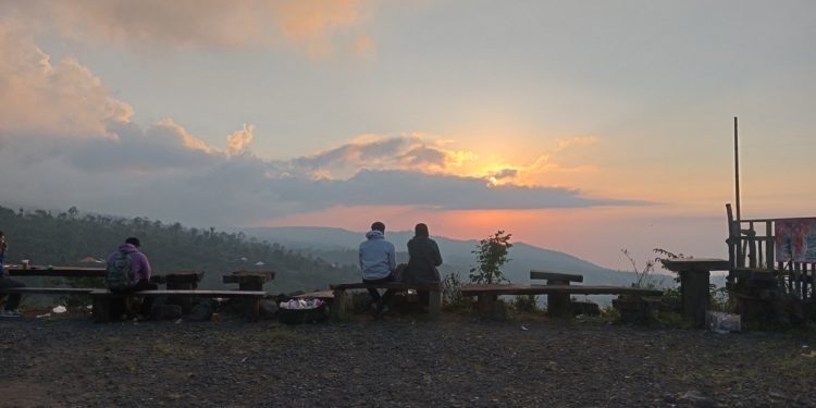 Warung Suparmiasih, Menikmati Kopi Sambil Menyaksikan Sunset di Laut Utara Bali