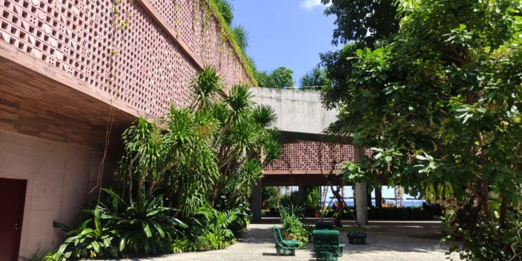 Arsitektur Regeneratif dan Pembangunan Kapitalistik : Menuliskan Bali dan Arsitektur Desa Potato Seminyak