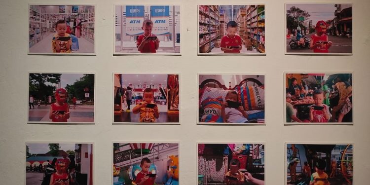 Apa yang Dikatakan Mata-Mata Itu? –Catatan Pameran Fotografi di Gutuhaus, Tulungagung